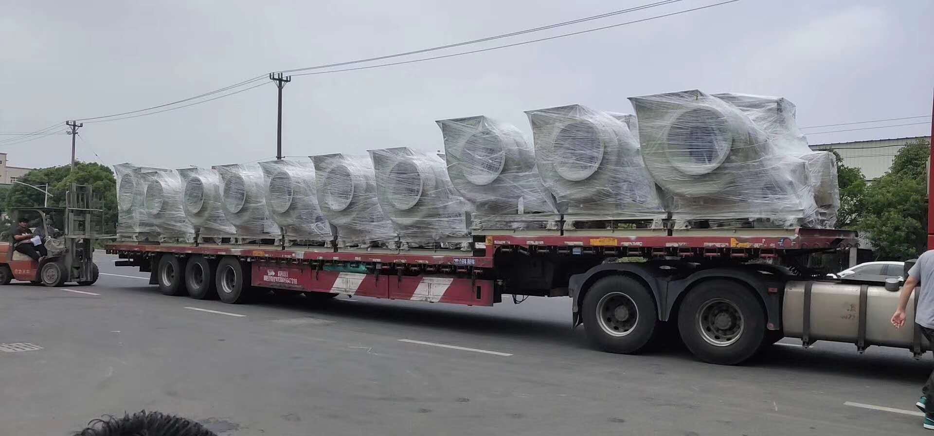 蘇州頂裕34臺玻璃鋼離心風機發往重慶實驗室行業